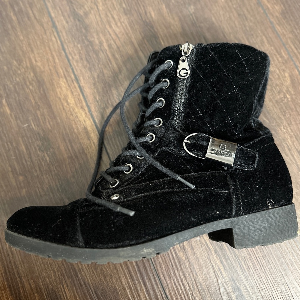 ✨ GUESS Quilted Velvet Lace-Up Side Zip Combat Boots – Women’s Size 7 ✨